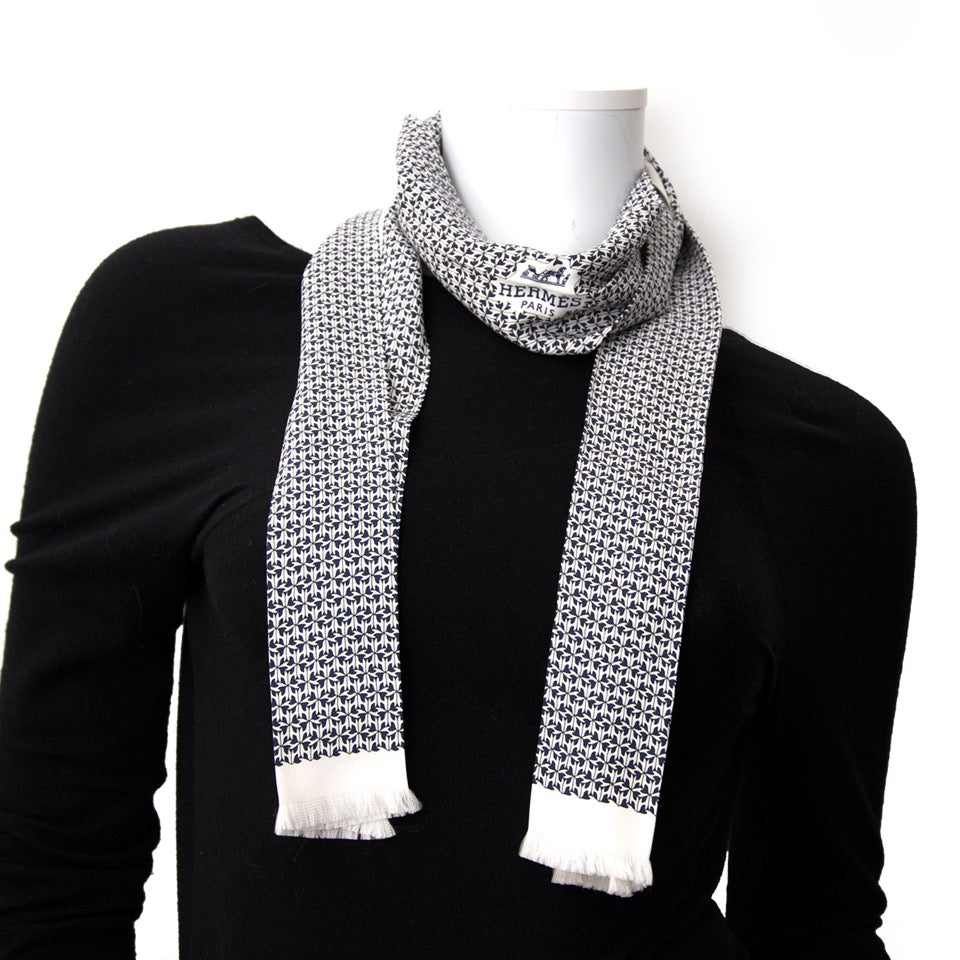 Hermès La Cravate-Foulard H-Print kopen en verkopen aan de beste prijs bij Labellov. Wij kopen en verkopen uw designer items.