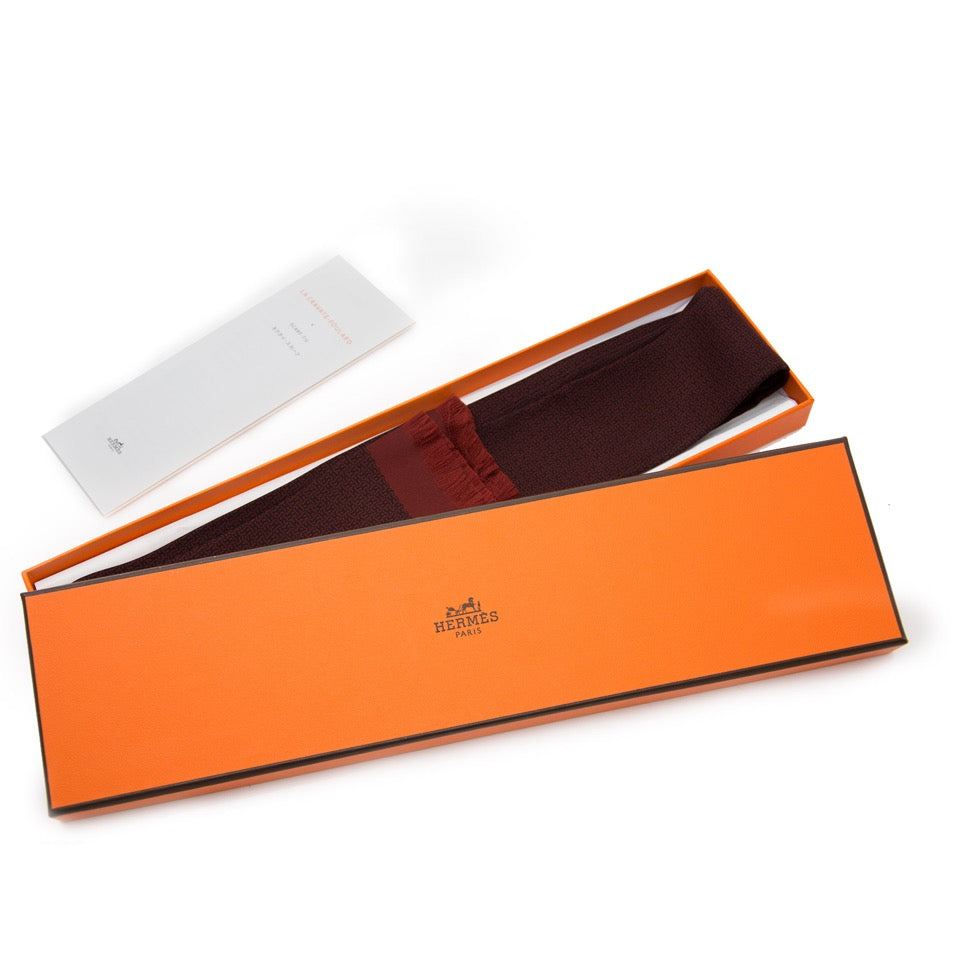 Vintage Hermès scarf for the best price at Labellov webshop. Safe and secure online shopping with 100% authenticity. Vintage Hermès foulard pour le meilleur prix.