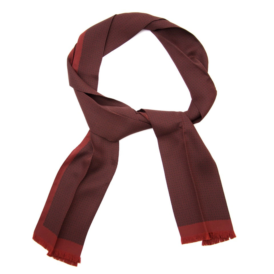 Secondhand Hermès scarf-tie for the best price at Labellov webshop. Safe and secure online shopping with 100% authenticity. Seconde main Hermès cravate-foulard pour le meilleur prix.