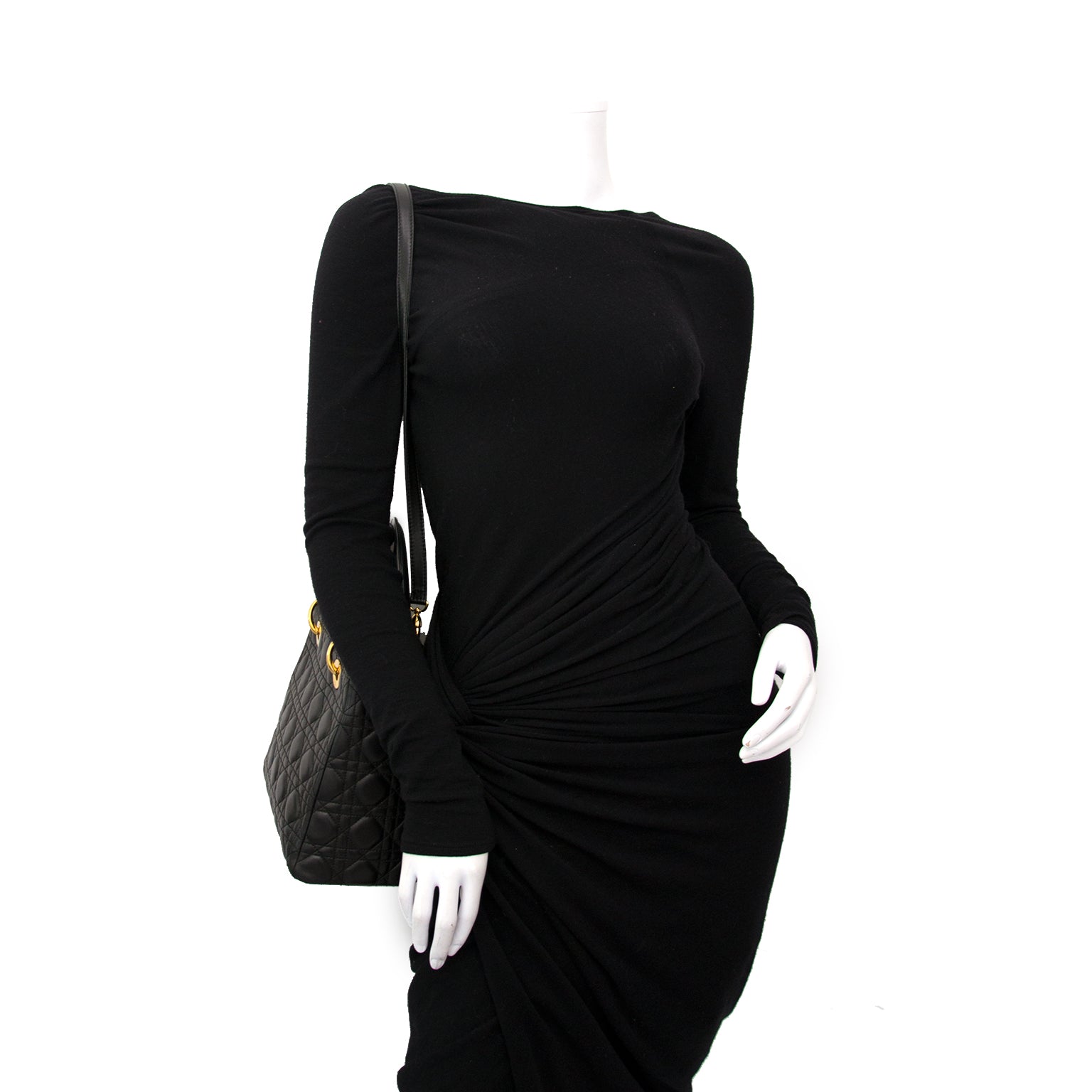 Koop deze prachtige Christian Dior Medium Black Lady Dior Bag nu online, www.labellov.com verkoopt de leukste tweedehands tassen aan de beste prijzen.