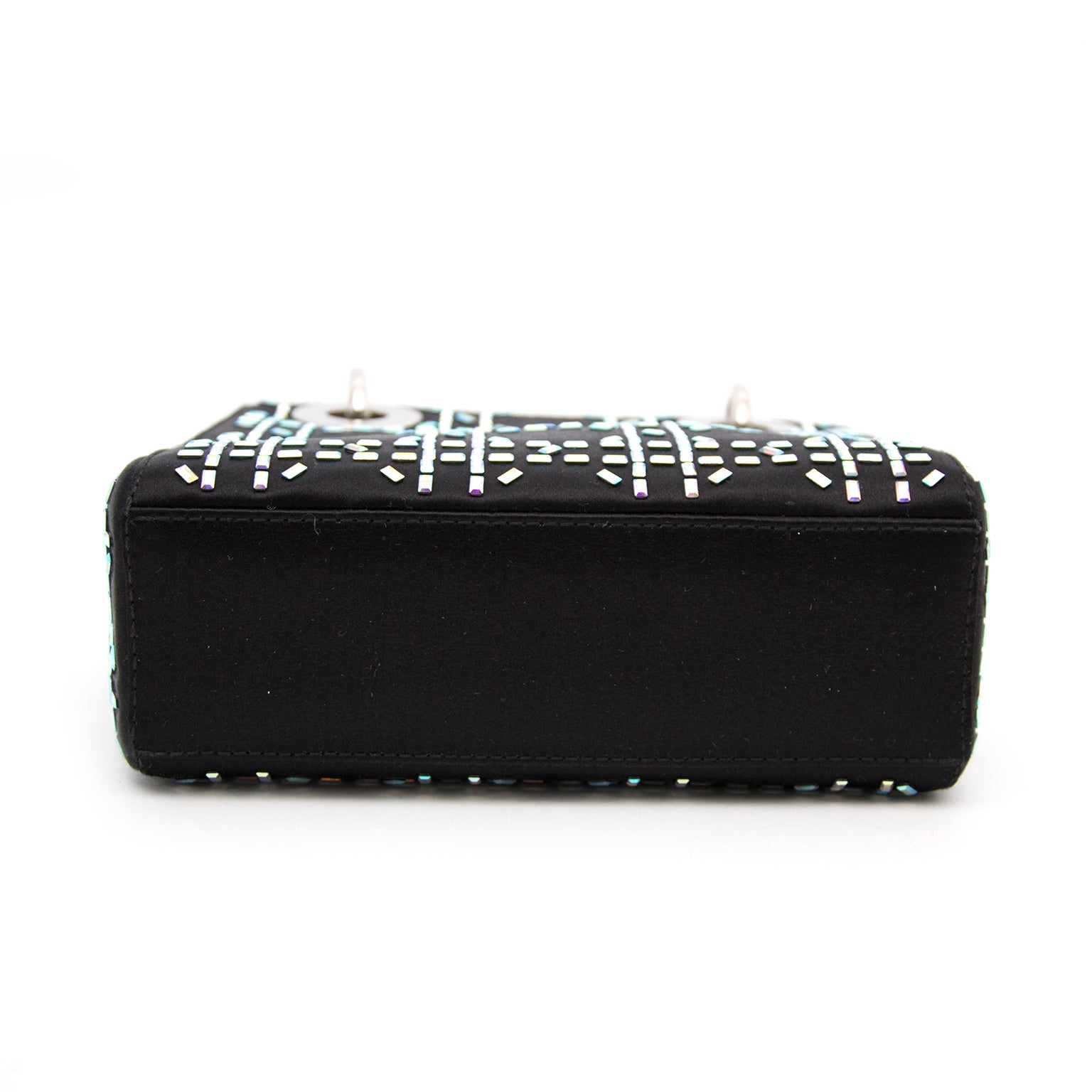 Buy and sell your preloved designer bags for the best rates online at Labellov luxury