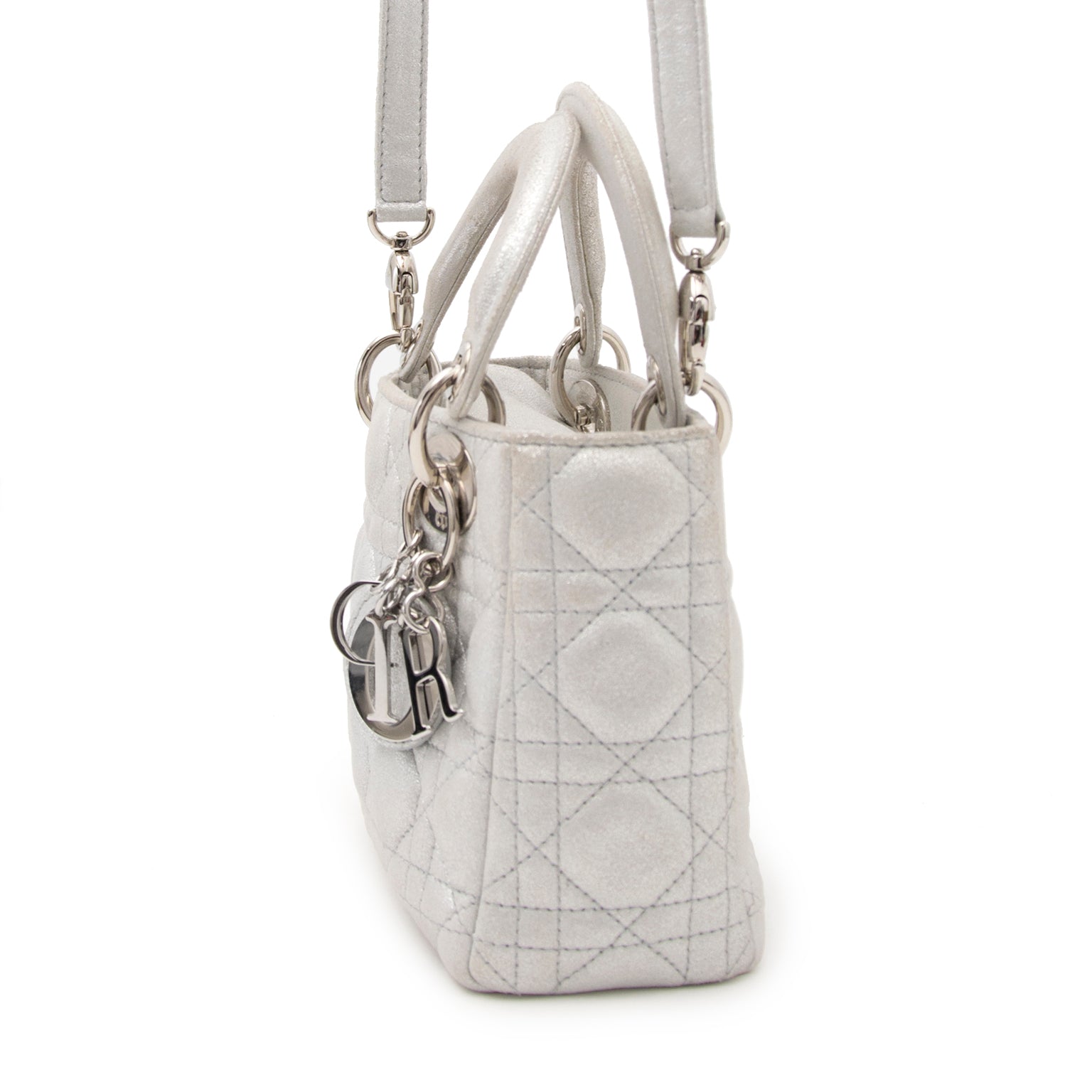 Koop nu veilig op www.labellov.com a 'Lady DIor' handtas aan de beste prijs.