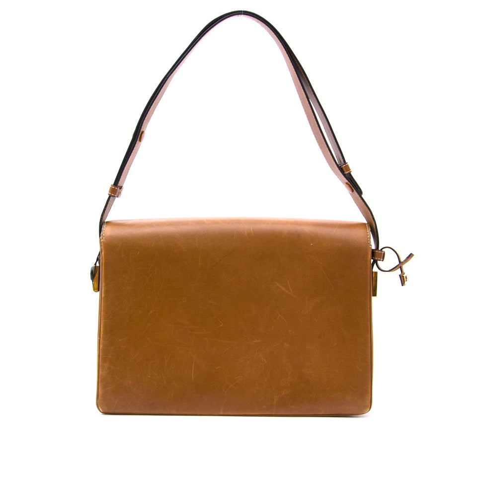 Vintage Delvaux Le Madame Cognac for the best price at Labellov webshop. Safe and secure online shopping with 100% authenticity. Vintage Delvaux Le Madame Cognac pour le meilleur prix.