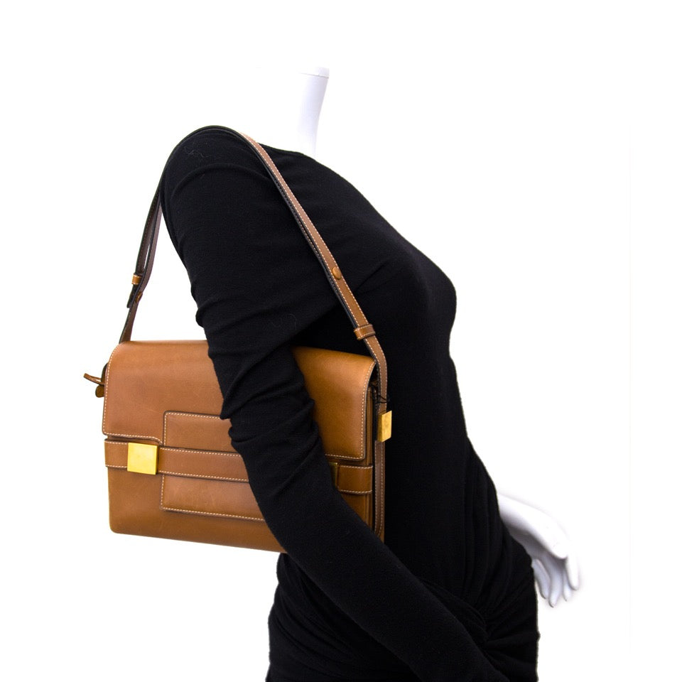 Vintage Delvaux Le Madame Cognac for the best price at Labellov webshop. Safe and secure online shopping with 100% authenticity. Vintage Delvaux Le Madame Cognac pour le meilleur prix.