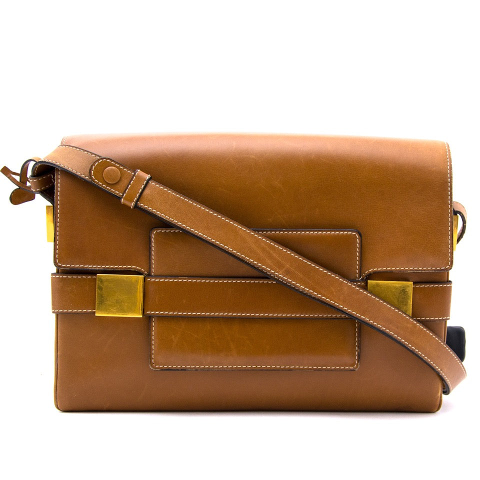 Vintage Delvaux Le Madame Cognac for the best price at Labellov webshop. Safe and secure online shopping with 100% authenticity. Vintage Delvaux Le Madame Cognac pour le meilleur prix.