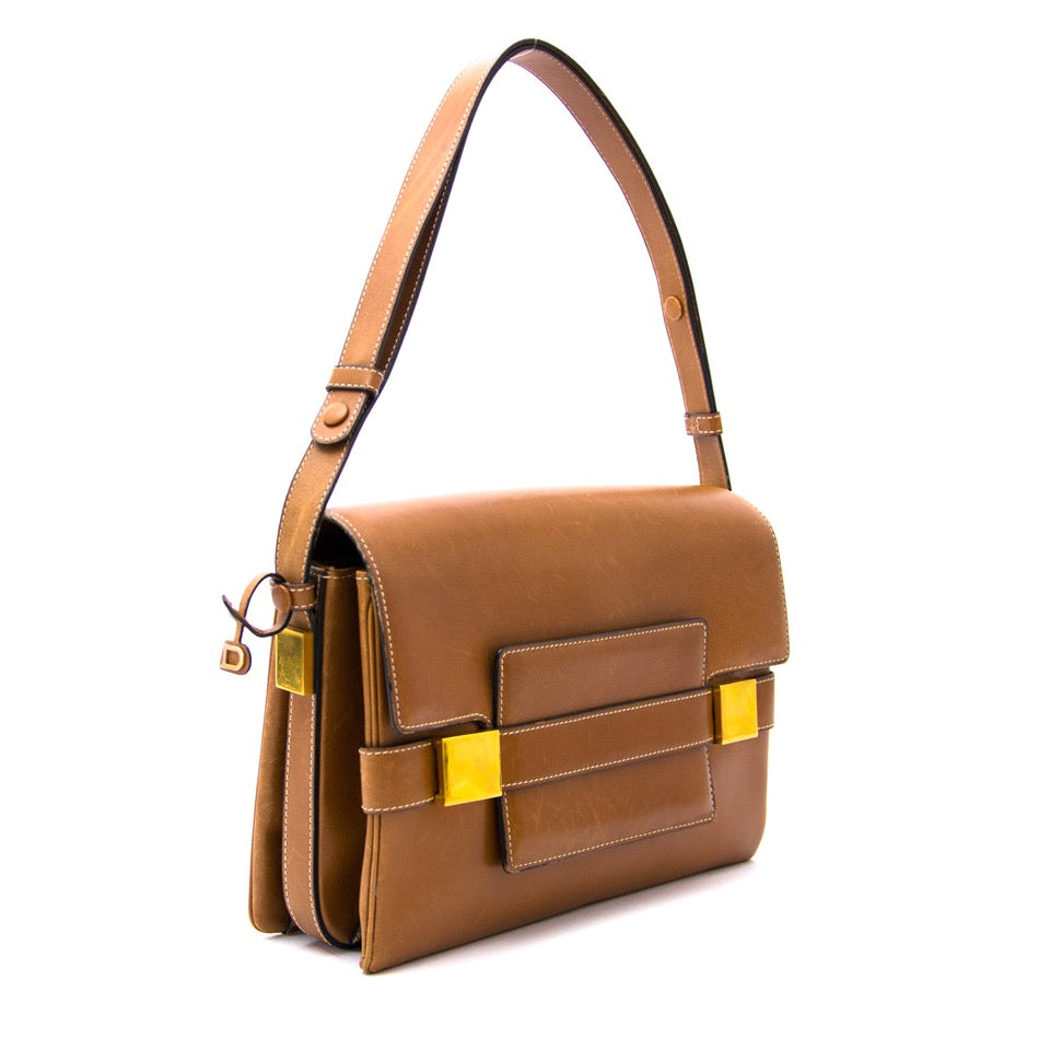 Vintage Delvaux Le Madame Cognac for the best price at Labellov webshop. Safe and secure online shopping with 100% authenticity. Vintage Delvaux Le Madame Cognac pour le meilleur prix.