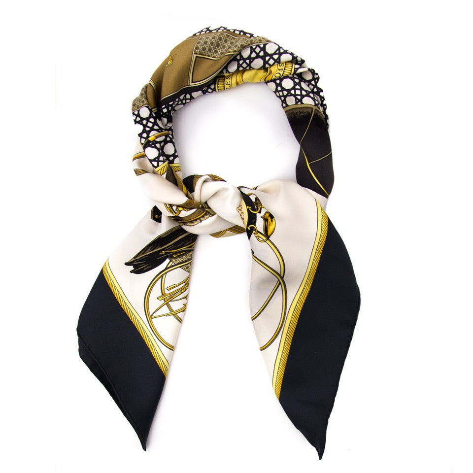 Vintage Hermès Carré scarf for the best price at Labellov webshop. Safe and secure online shopping with 100% authenticity. Vintage Hermès Carré foulards pour le meilleur prix.