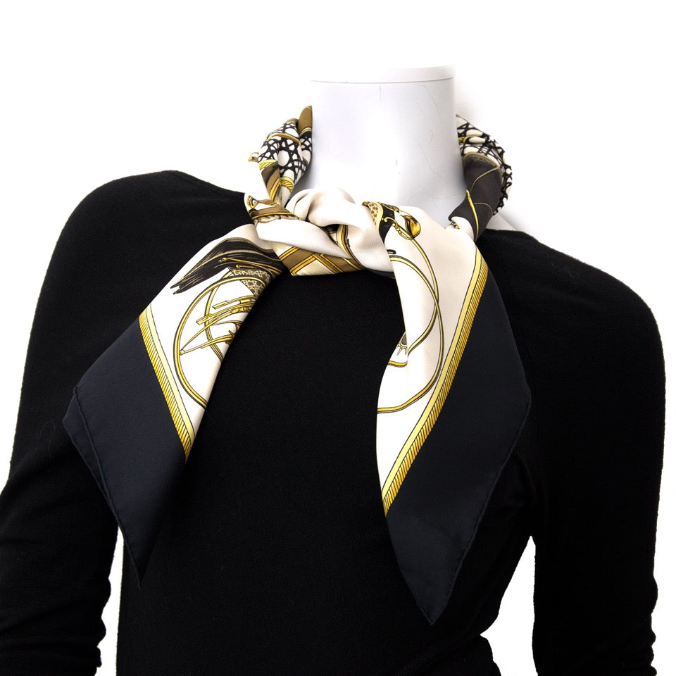 Vintage Hermès Carré scarf for the best price at Labellov webshop. Safe and secure online shopping with 100% authenticity. Vintage Hermès Carré foulards pour le meilleur prix.