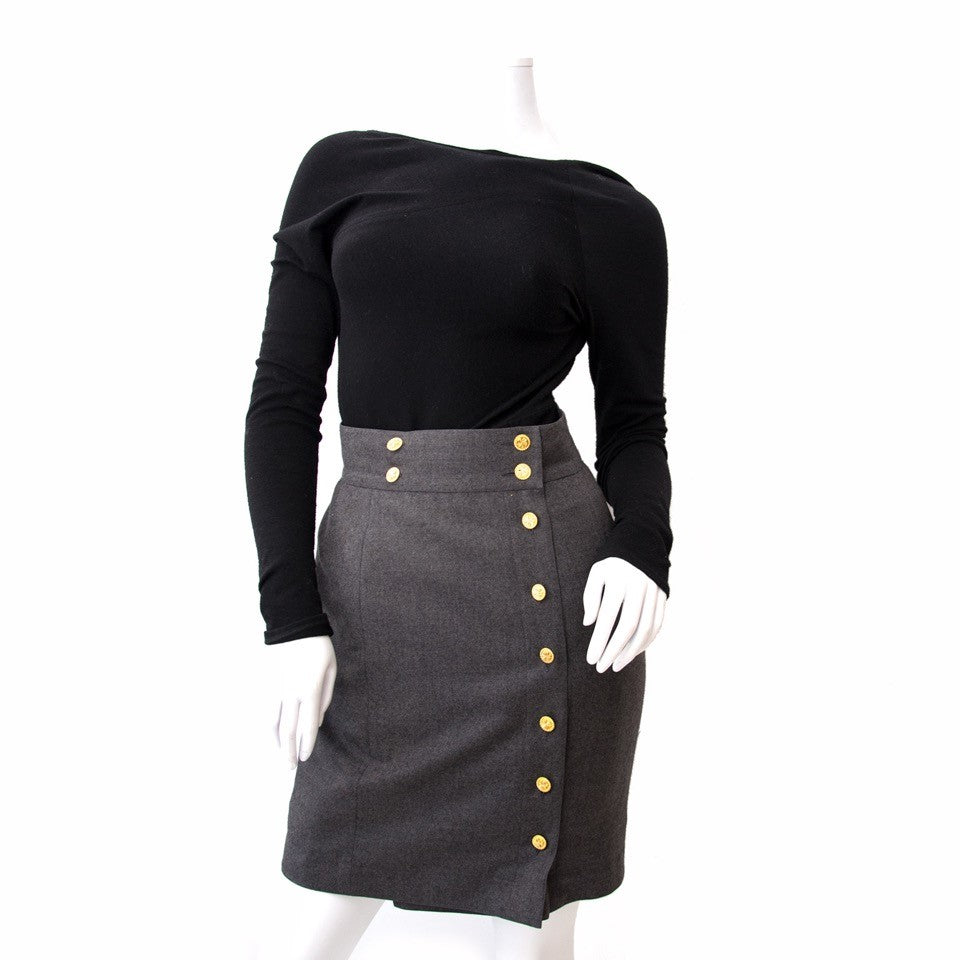 Vintage Chanel woolen pencil skirt for the best price at Labellov webshop. Safe and secure online shopping with 100% authenticity. Vintage Chanel laine pencil jupe pour le meilleur prix.