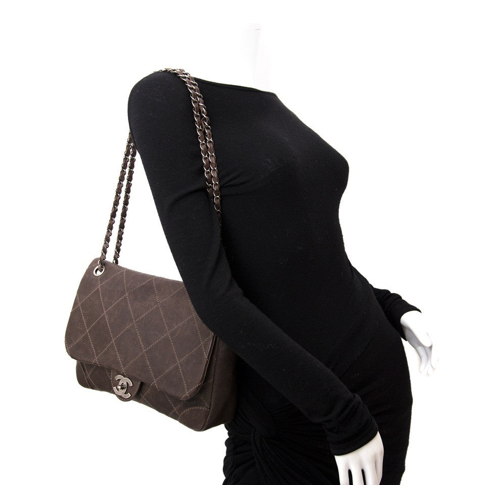 Searching for the perfect timeless Chanel bag? We buy and sell your 100% authentic bags and accessories for the best price. Zoekt u de ideale tijdloze Chanel tas? Wij kopen en verkopen uw 100% authentieke handtassen en accessoires voor de beste prijs.