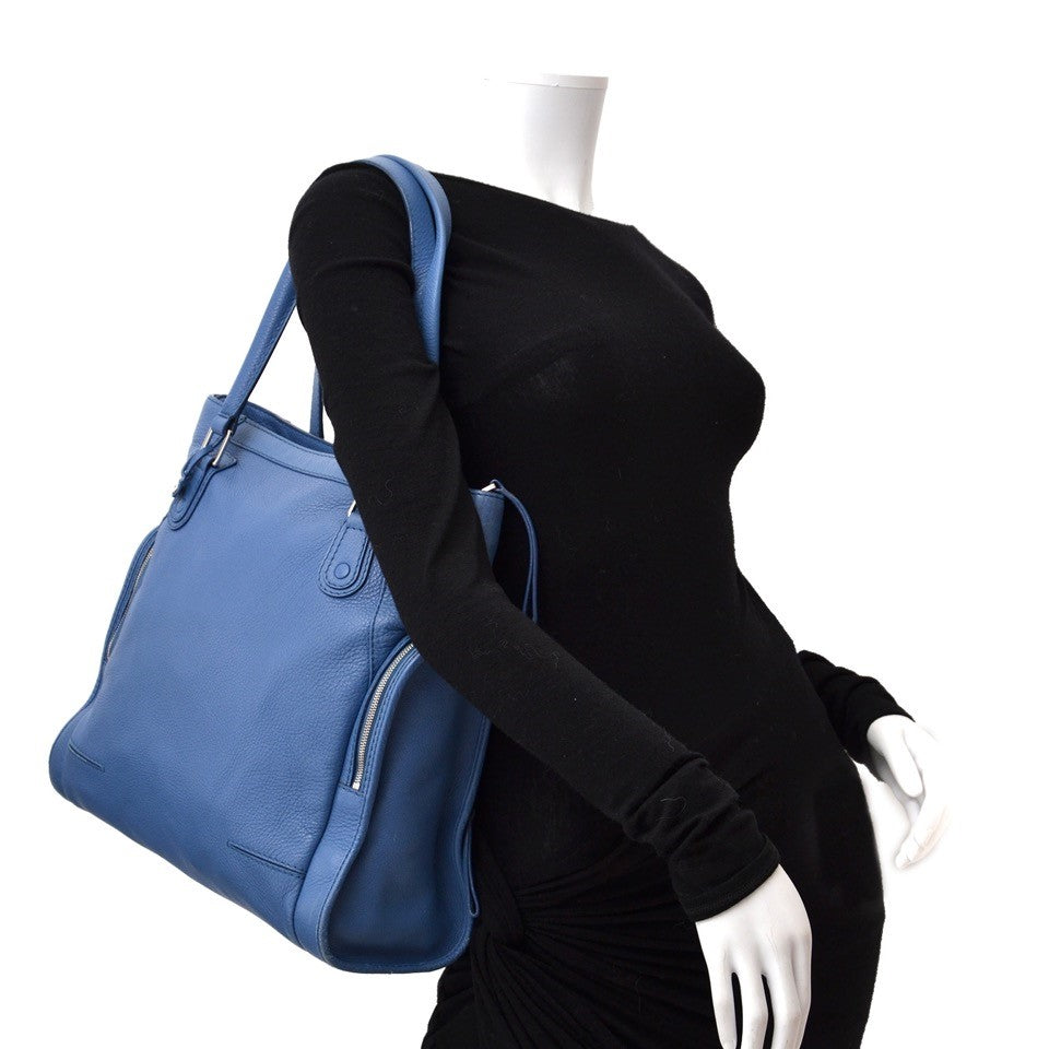 Searching for the perfect daily Delvaux? We buy and sell your 100% authentic designer bags for the best price. Zoekt u voor de ideale dagelijkse Delvaux? Wij kopen en verkopen uw 100% authentieke handtassen voor de beste prijs.