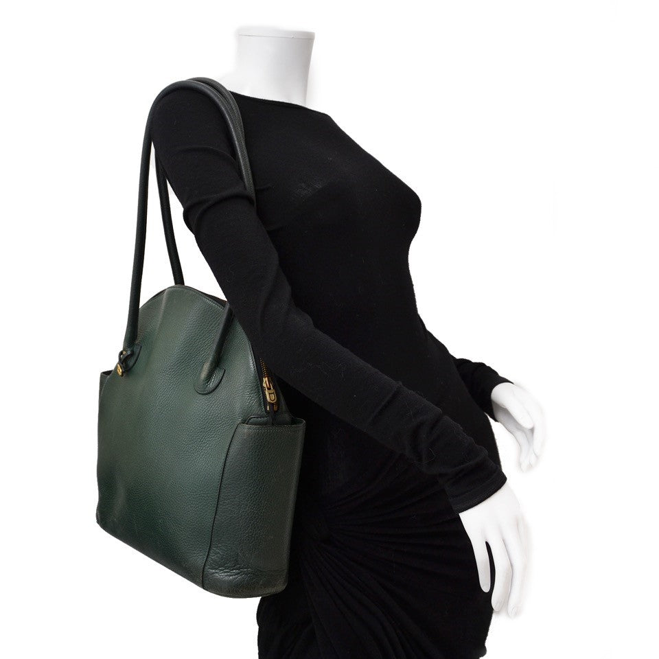 Vintage Delvaux green handbag for the best price at Labellov webshop. Safe and secure online shopping with 100% authenticity. Vintage Delvaux vert sac à main pour le meilleur prix.