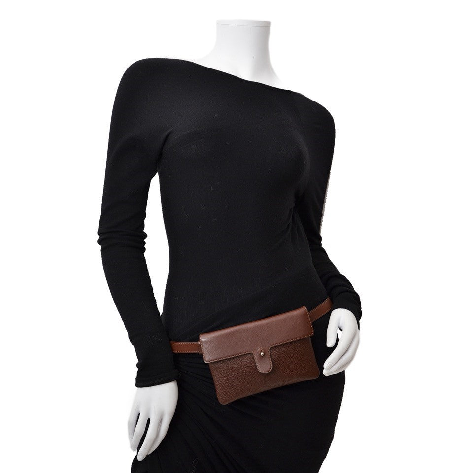 Searching for the perfect Delvaux hip bag? We buy and sell your 100% authentic designer bags for the best price. Zoekt u voor de ideale Delvaux heuptas? Wij kopen en verkopen uw 100% authentieke handtassen voor de beste prijs.