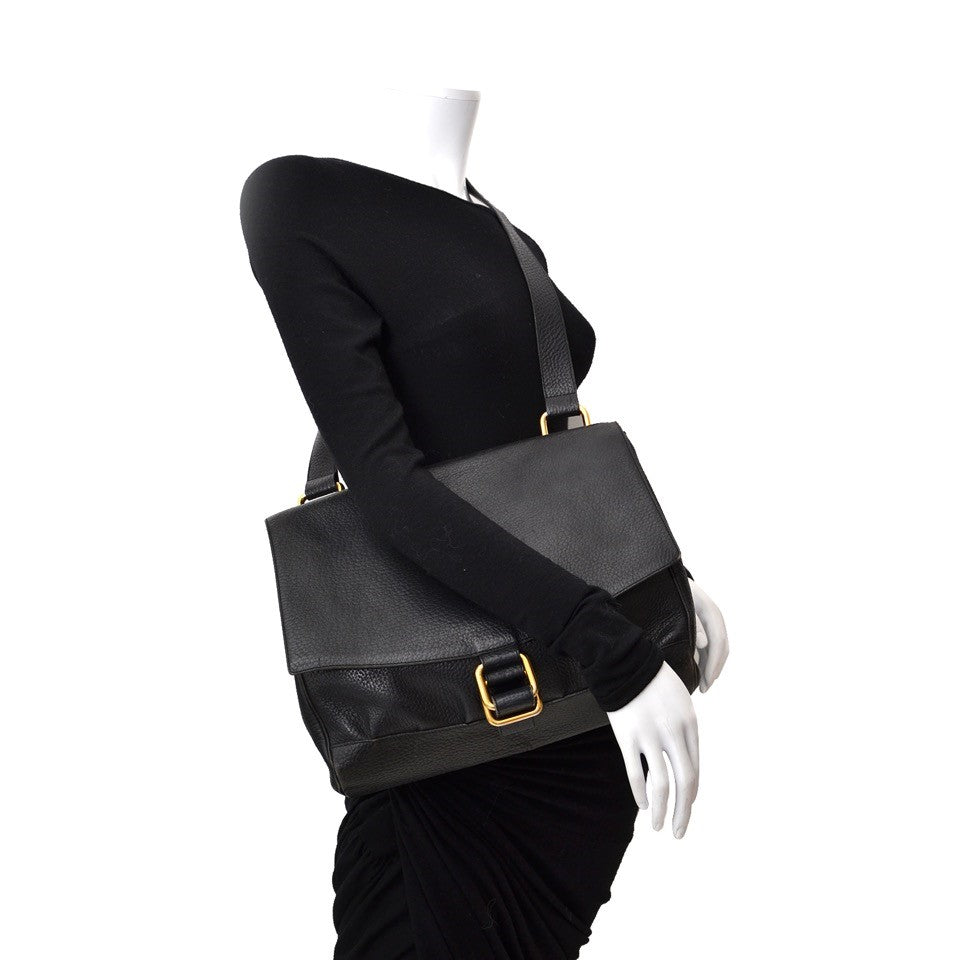 Vintage Delvaux black crossbody bag for the best price at Labellov webshop. Safe and secure online shopping with 100% authenticity. Vintage Delvaux noir crossbody bag pour le meilleur prix.