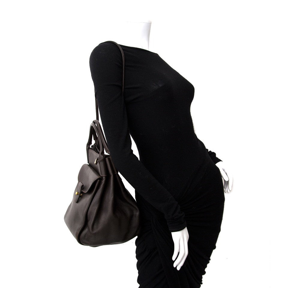 Searching for a timeless Delvaux shoulder bag? We buy and sell your 100% authentic handbags for the best price. Zoekt u een tijdloze Delvaus schoudertas? Wij kopen en verkopen uw 100% authentieke handtassen voor de beste prijs.