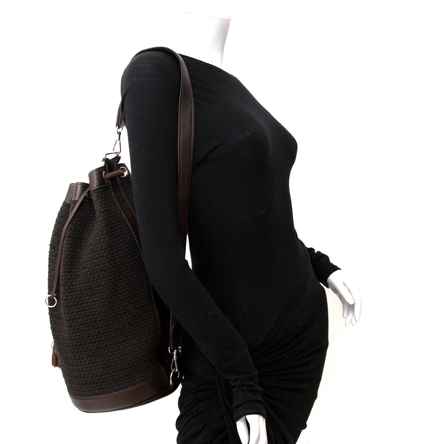 Vintage Hermès brown handbag for the best price at Labellov webshop. Safe and secure online shopping with 100% authenticity. Vintage Hermès brun sac à main pour le meilleur prix.