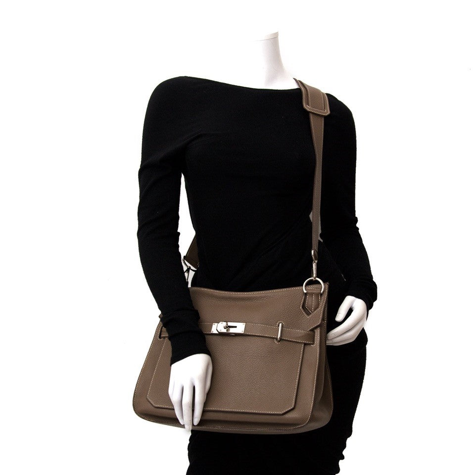 Searching for the perfect unisex Hermès handbag? We buy and sell your 100% authentic handbags at Labellov. Zoekt u de perfecte unisex Hermès handtas? We kopen en verkopen uw 100% authentieke handtassen.