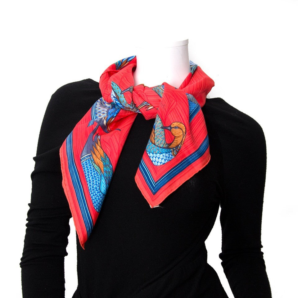 Vintage Hermès silk scarf for the best price at Labellov webshop. Safe and secure online shopping with 100% authenticity. Vintage Hermès foulard de soie pour le meilleur prix.