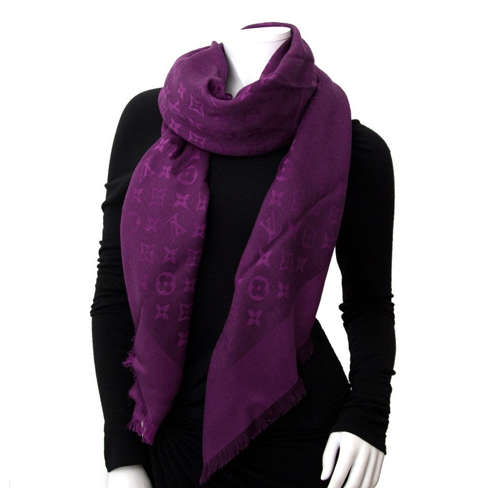 Vintage Louis Vuitton monogram shawl for the best price at Labellov webshop. Safe and secure online shopping with 100% authenticity. Vintage Louis Vuitton monogram foulard pour le meilleur prix.