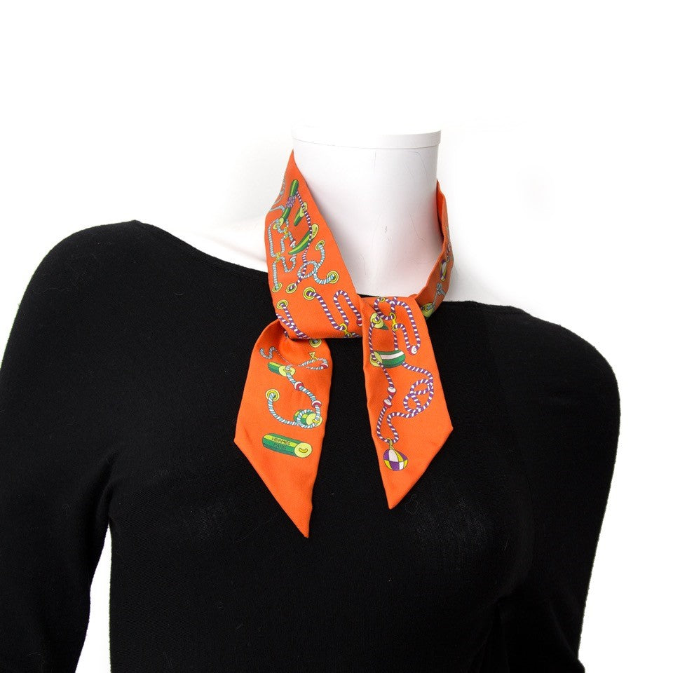 Vintage Hermès Twilly mini scarf for the best price at Labellov webshop. Safe and secure online shopping with 100% authenticity. Vintage Hermès Twilly mini scarf pour le meilleur prix.