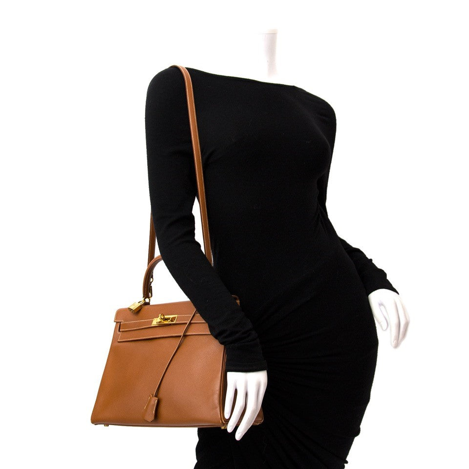 Searching for the perfect Hermès Kelly bag? We buy and sell your 100% authentic bags for the best price. Zoekt u de ideale Hermès Kelly handtas? Wij kopen en verkopen uw 100% authentieke handtassen voor de beste prijs.
