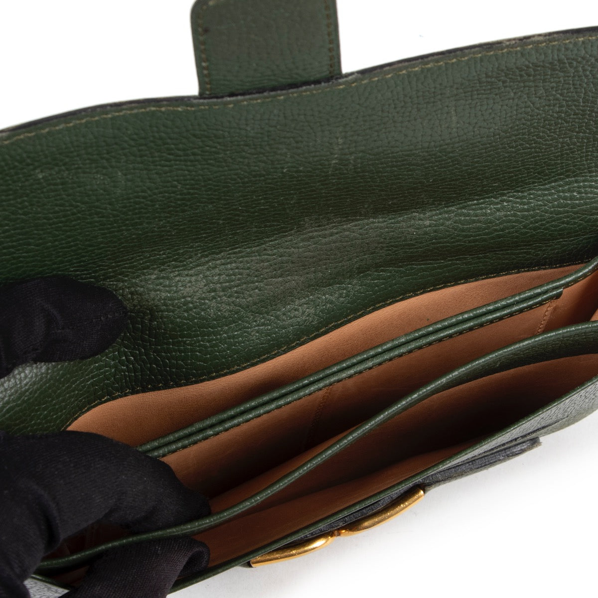 Achetez en ligne second main ce portefeuille Delvaux escudo en cuir vert.