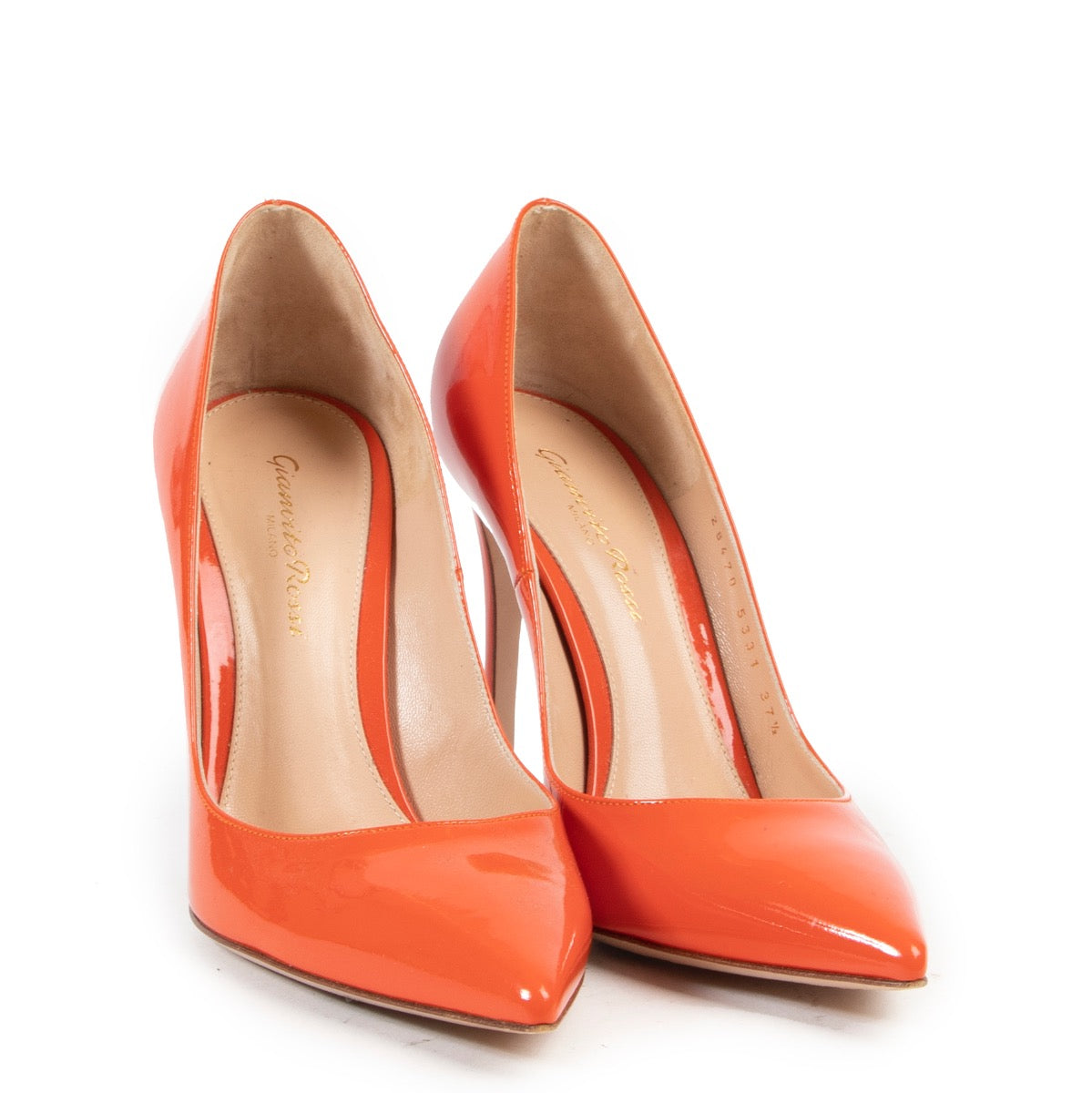 Online kopen tweedehands Gianvito Rossi oranje pump in lakleder in maat 37,5 in zeer goed staat.