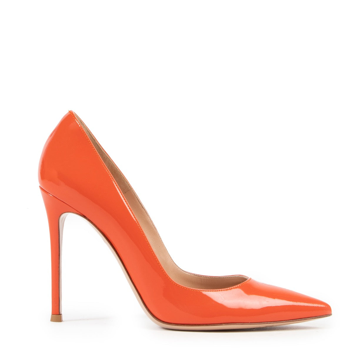 Shop online authentic second hand Gianvito Rossi Orange Patent Leather Pumps in Size 37,5 in very good condition.