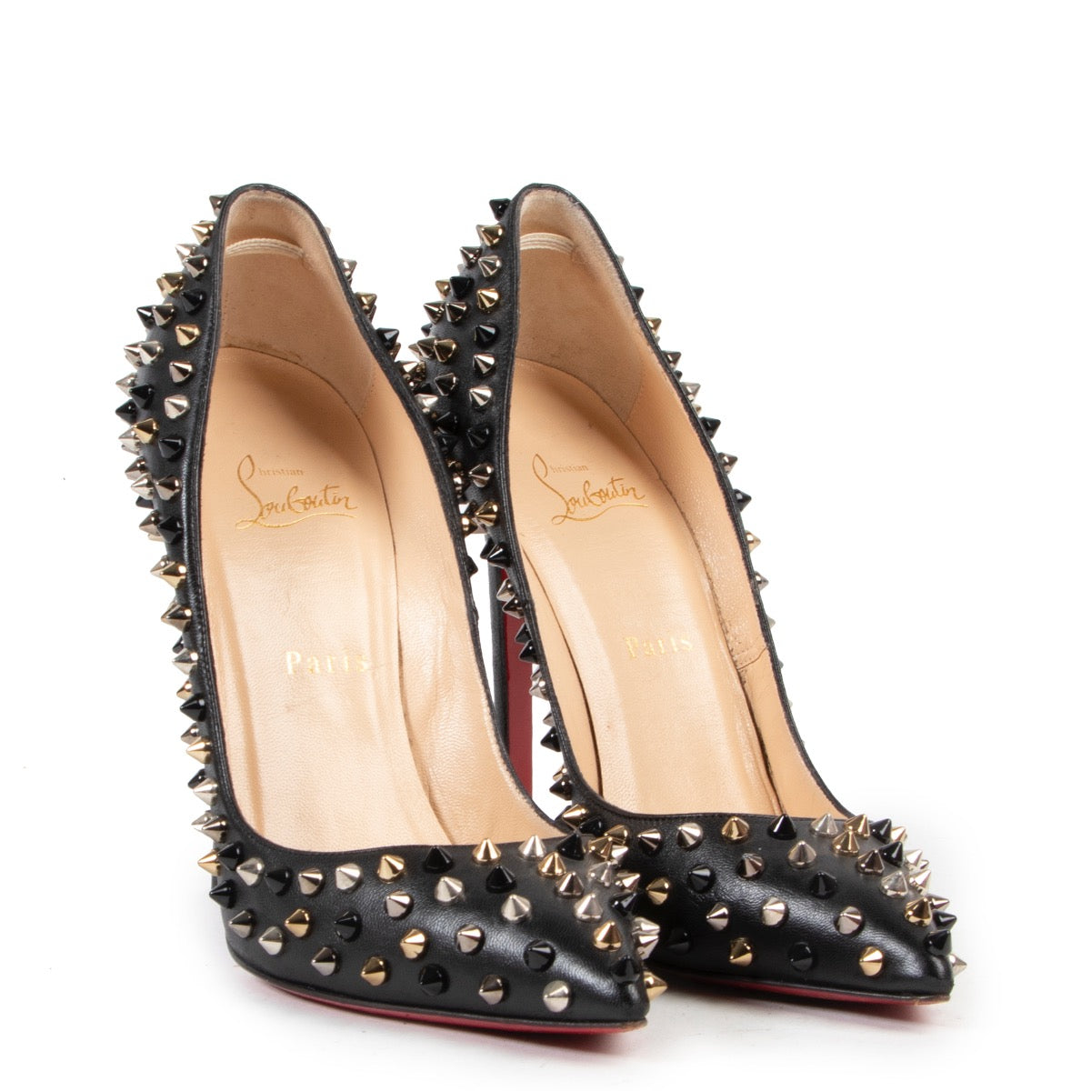 Achetez en ligne d'occasion Pompes à Pigalle Christian Louboutin Black Spikes cloutées Taille 38,5 en très bon état.
