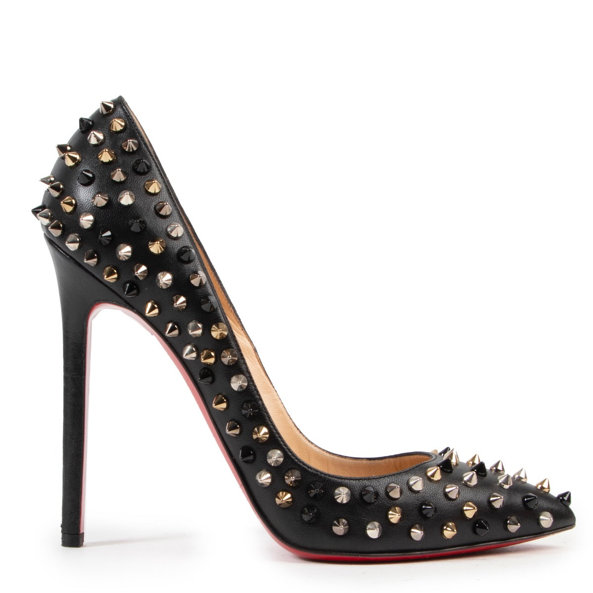 Shop online second hand Christian Louboutin Black Spikes Studded Pigalle Pumps Size 38,5 in very good condition.