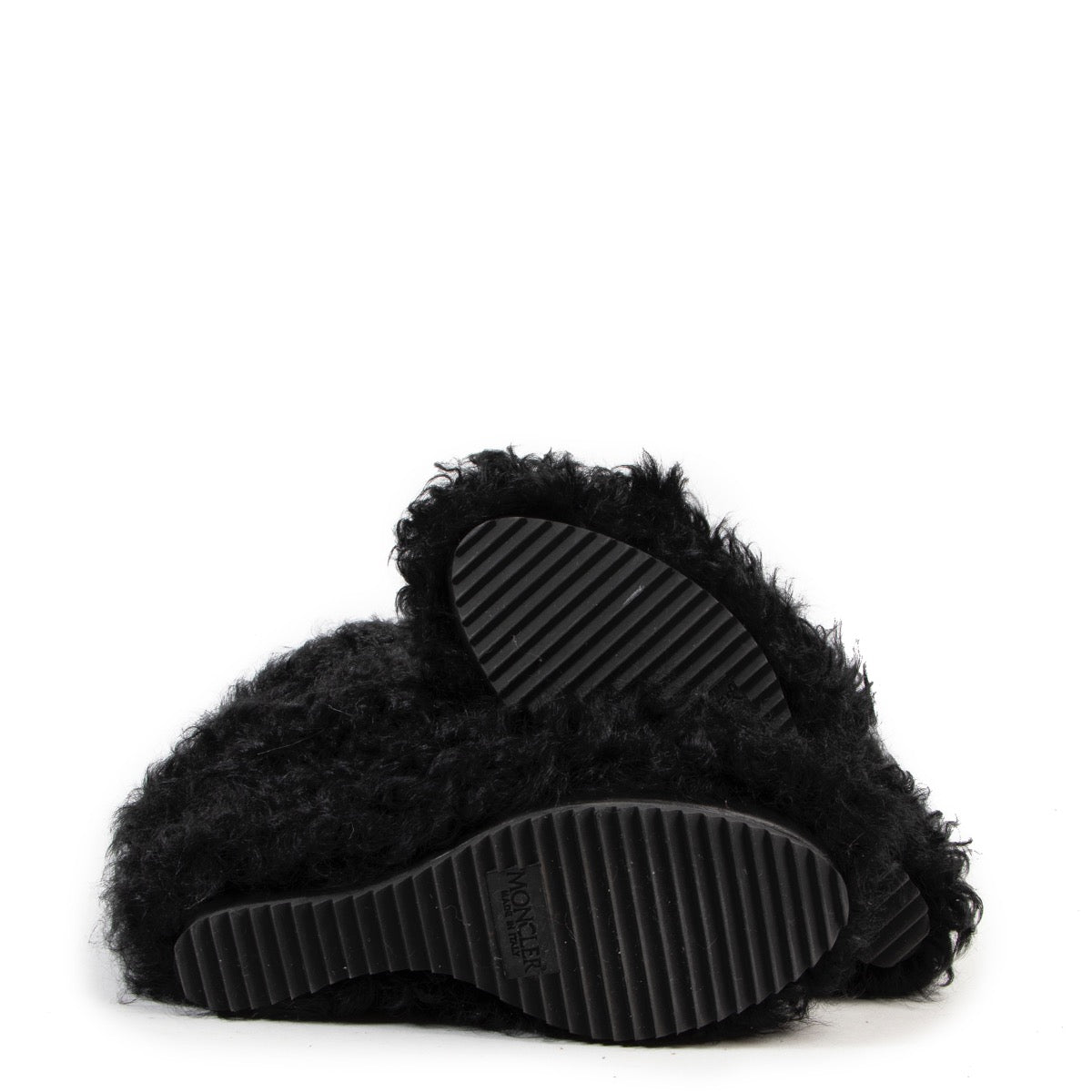 Achetez des os en fourrure noire Moncler de taille 38 en toute sécurité en ligne sur Labellov.com.