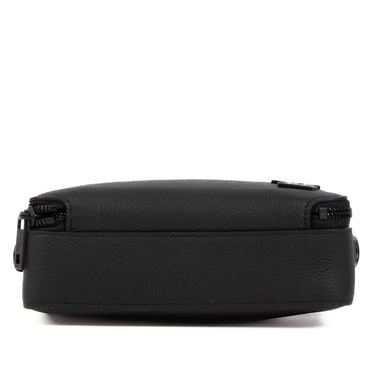 Shop safe online at Labellov this 100% authentic second hand Louis Vuitton Black Wearable Wallet crossbody