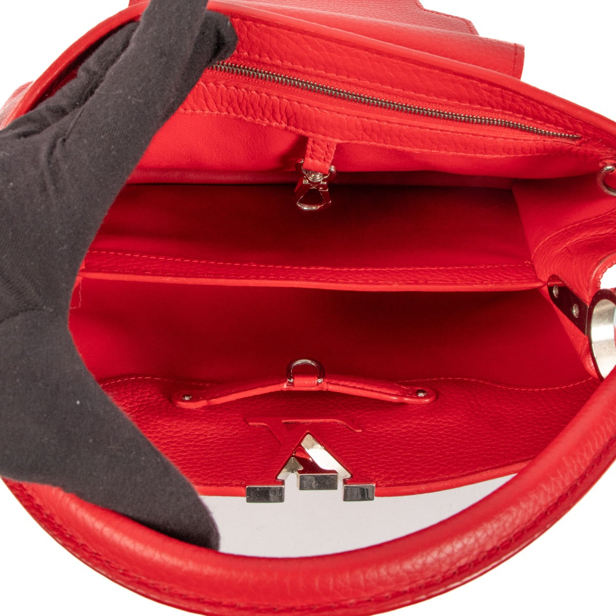Shop safe online at Labellov in Antwerp, Brussels and Knokke this 100% authentic second hand Louis Vuitton Red Taurillon Leather Capucines MM