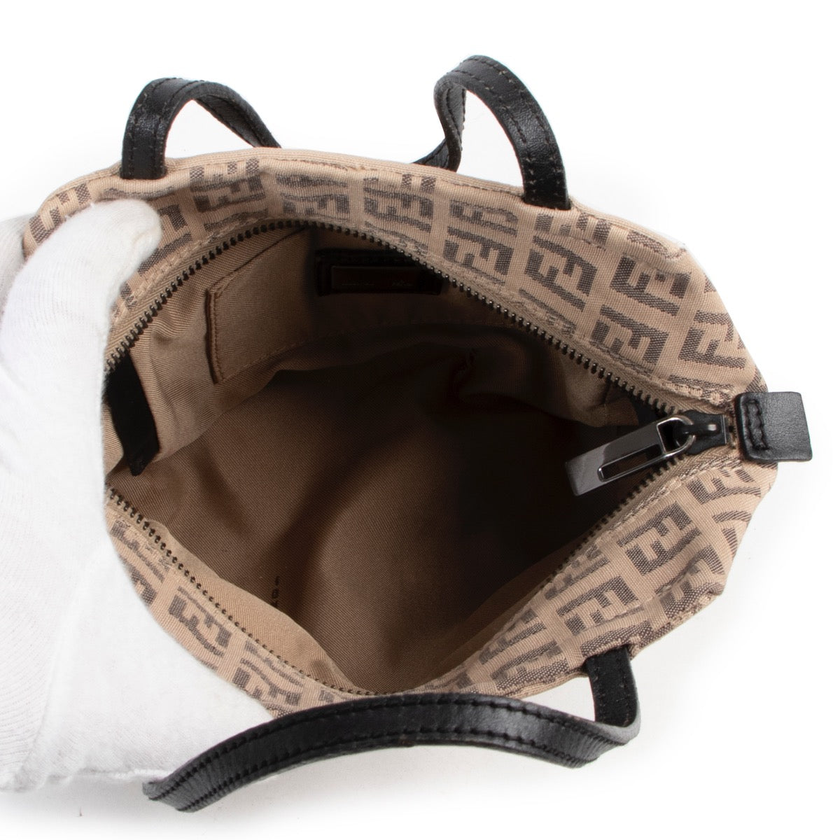 Koop veilig online op labellov.com Fendi Monogram handtas.