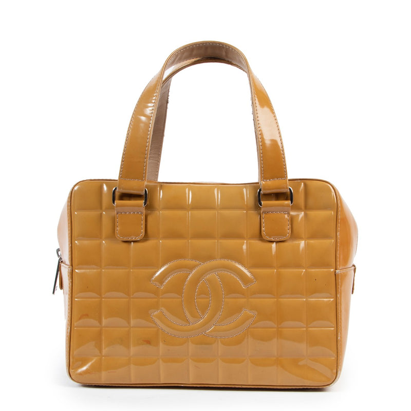Shop safe online 100% authentic second hand Chanel Mustard Pantent Leather Top Handle Bag in very good condition at the right price at Labellov in Antwerp.