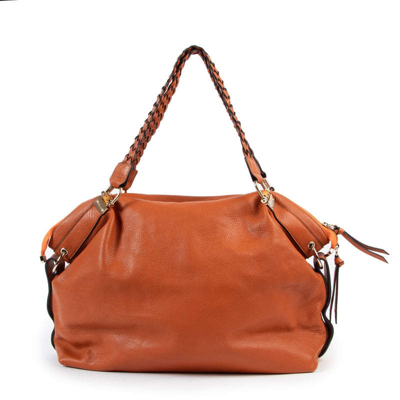 Buy these Gucci Orange Leather Shoulder bag for a reasonable price at Labellov online or in store. Koop deze Gucci Orange Leather Shoulder bag voor een redelijke prijs bij Labellov online of in de winkel.