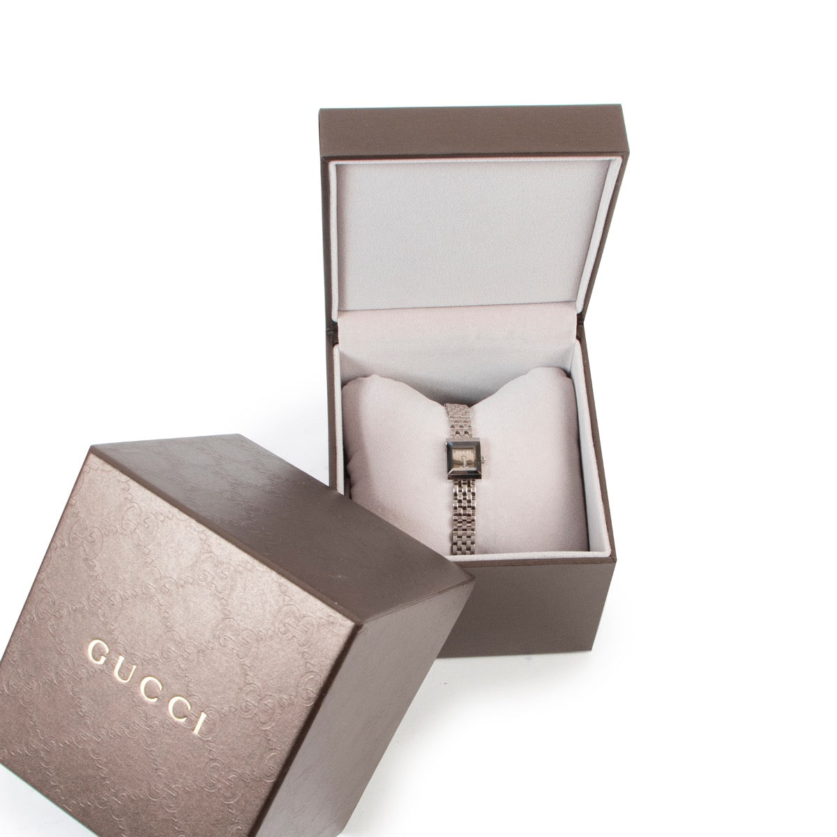 Buy these Gucci Silver Watch for a reasonable price at Labellov online or in store. Koop deze Gucci Silver Watch voor een redelijke prijs bij Labellov online of in de winkel.