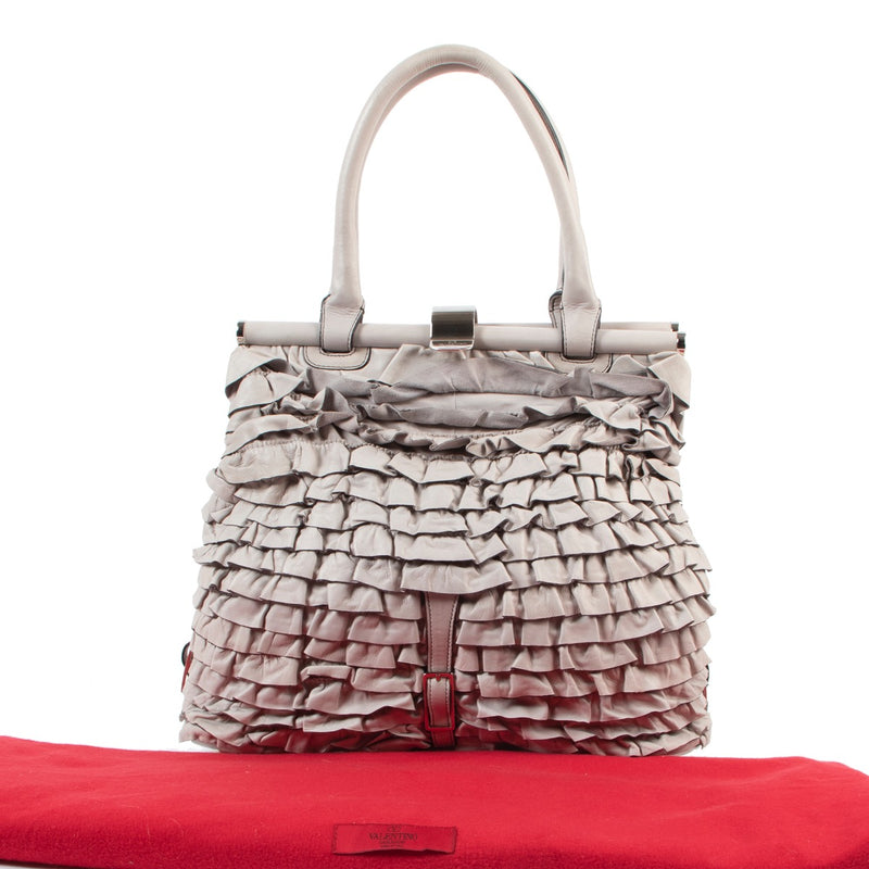 Buy these Valentino Grey Ruffle Shoulder bag for a reasonable price at Labellov online or in store. Koop deze Valentino Grey Ruffle Shoulder bag voor een redelijke prijs bij Labellov online of in de winkel.