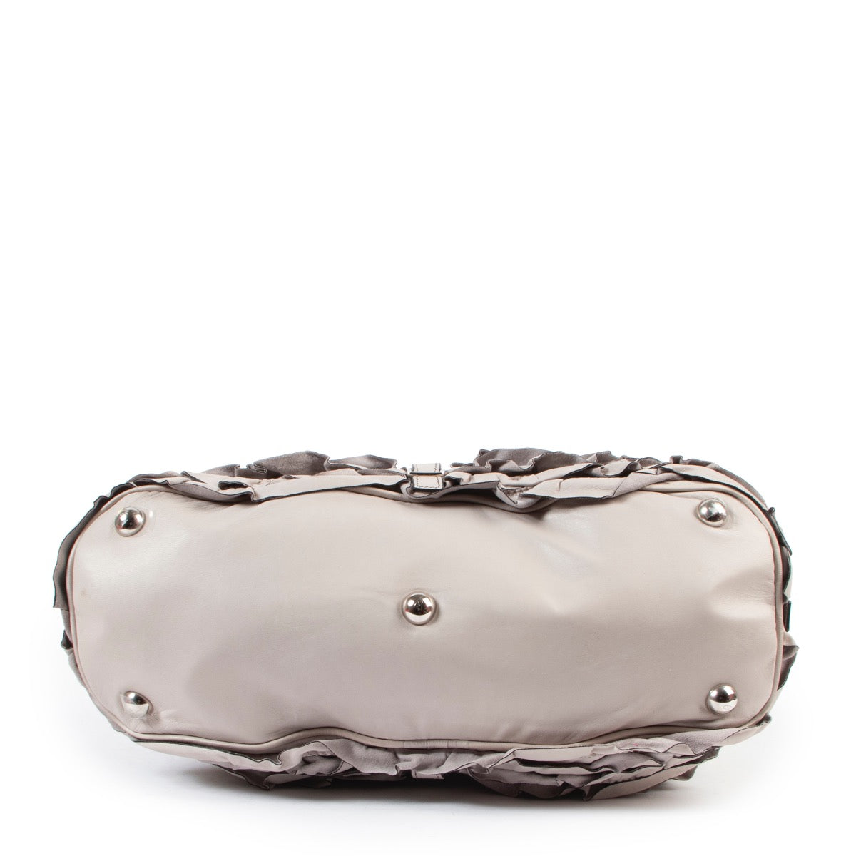 Buy these Valentino Grey Ruffle Shoulder bag for a reasonable price at Labellov online or in store. Koop deze Valentino Grey Ruffle Shoulder bag voor een redelijke prijs bij Labellov online of in de winkel.