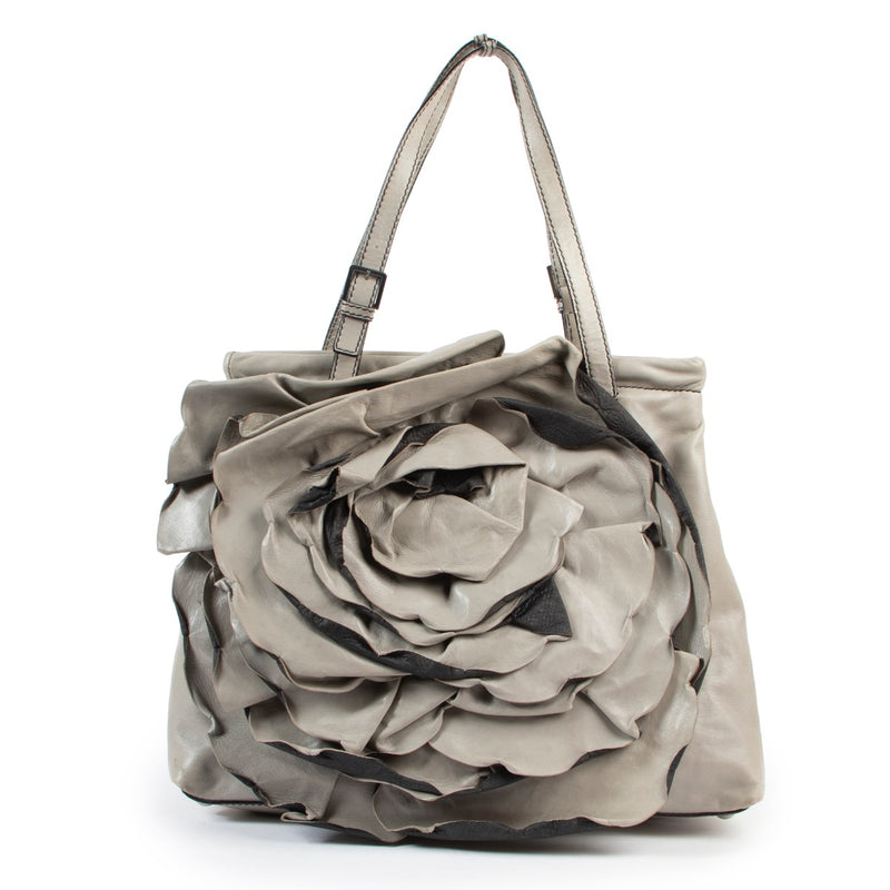 Buy these Valentino Grey Shoulder bag for a reasonable price at Labellov online or in store. Koop deze Valentino Grey Shoulder bag voor een redelijke prijs bij Labellov online of in de winkel.