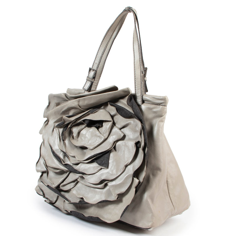 Buy these Valentino Grey Shoulder bag for a reasonable price at Labellov online or in store. Koop deze Valentino Grey Shoulder bag voor een redelijke prijs bij Labellov online of in de winkel.