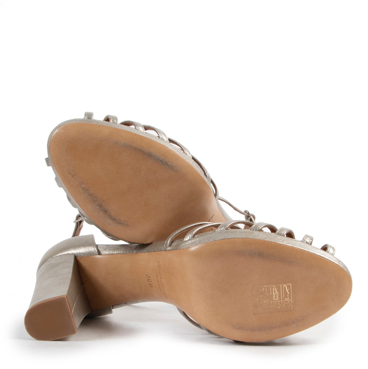 Original Ralph Lauren Silver Pumps in Size 39 now online for sale in Labellov Antwerp with luxury 2ndh hand vintage designer shoes in good condition