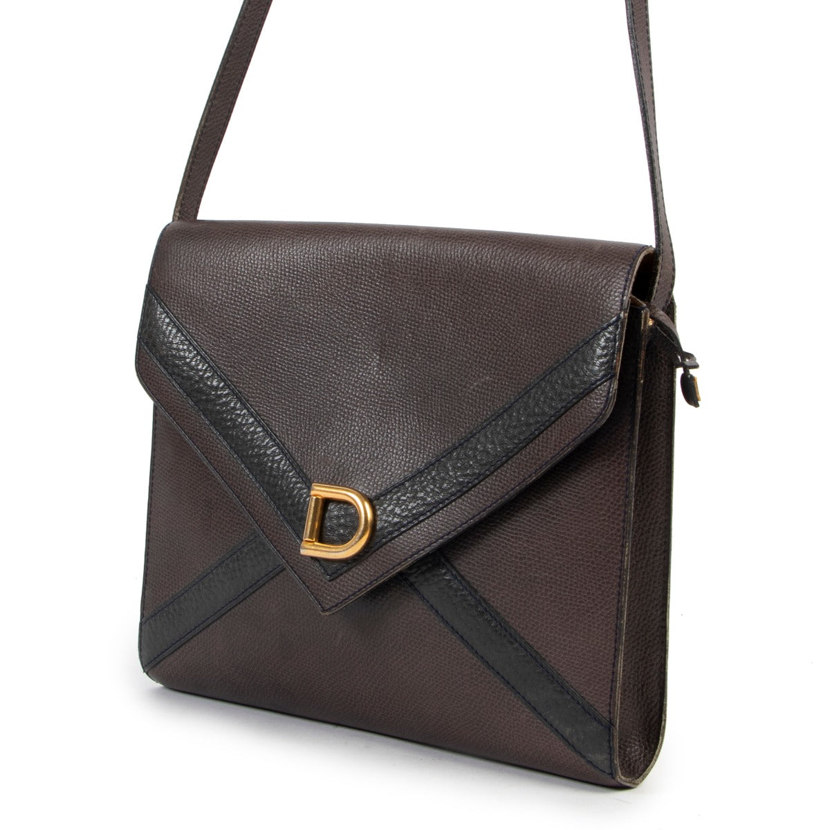 Get this Delvaux Brown Crossbody at Labellov. Buy and sell your designer items for a reasonable price and with excellent service in Antwerp