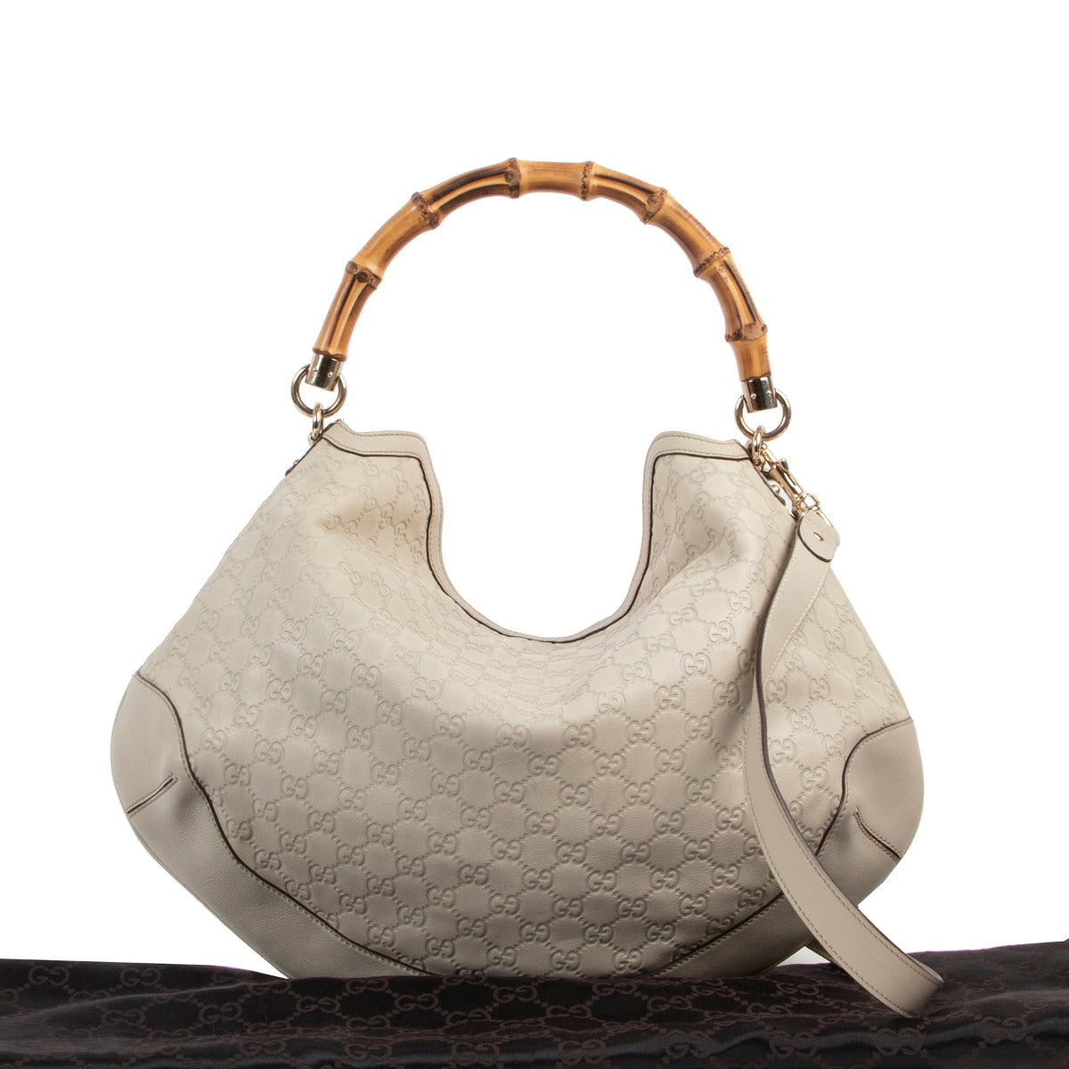 Get this Gucci Ivory Guccissima Peggy Bamboo Bag at Labellov online or in store at the Verlatstraat Antwerp in very good condition
