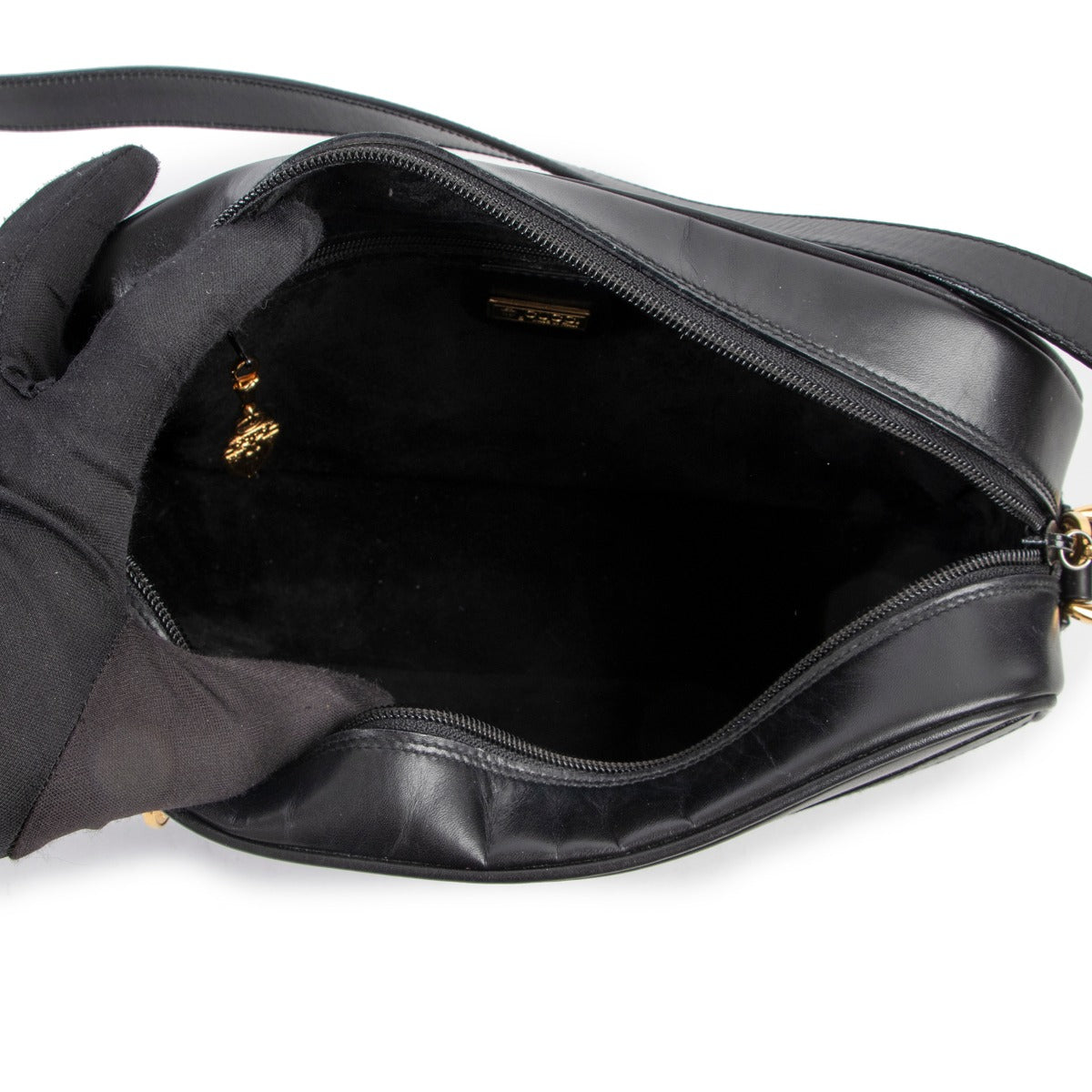 Gucci Black Leather Crossbody in good condition Gucci Black Leather Crossbody at Labellov online or in store available for a reasonable price and in good condition. Get them now!