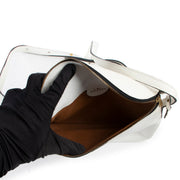Get this Delvaux White Crossbody at Labellov online or in store in the Verlatstraat of Antwerp. This Delvaux White Crossbody is in good condition.