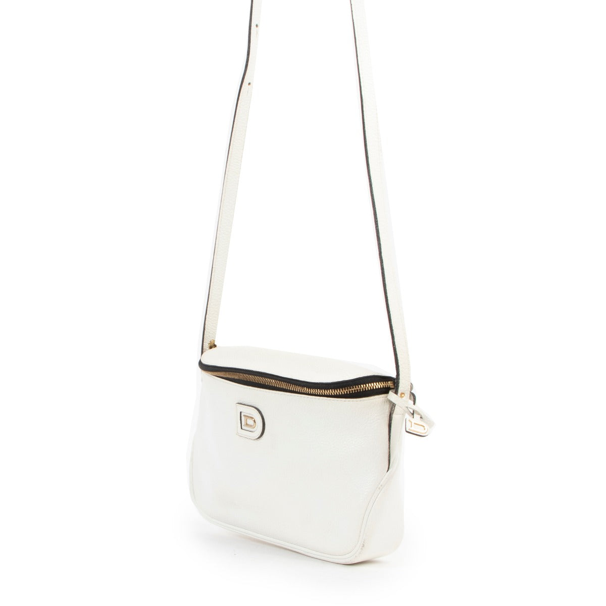 Get this Delvaux White Crossbody at Labellov online or in store in the Verlatstraat of Antwerp. This Delvaux White Crossbody is in good condition.