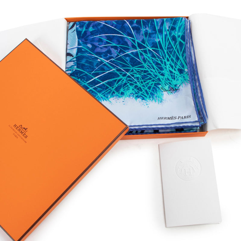 Get this Hermès Blue Scarf Tigre Du Bengale at Labellov online or in store and give it a secondlife!