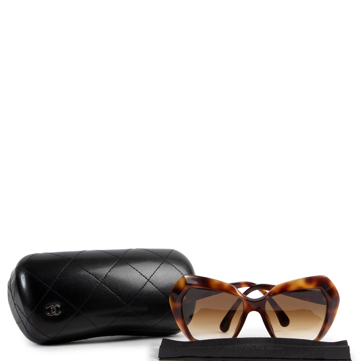Get these Chanel Brown Sunglasses at Labellov online or in store for a reasonable price and in very good condition. Shop online or come say hi!