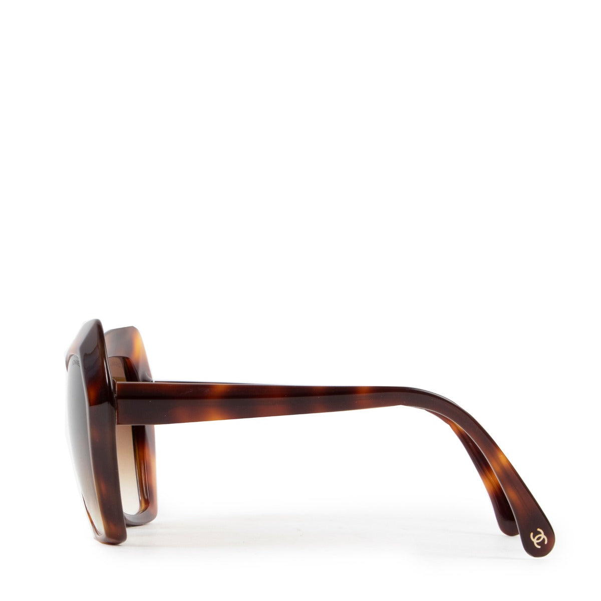 Get these Chanel Brown Sunglasses at Labellov online or in store for a reasonable price and in very good condition. Shop online or come say hi!